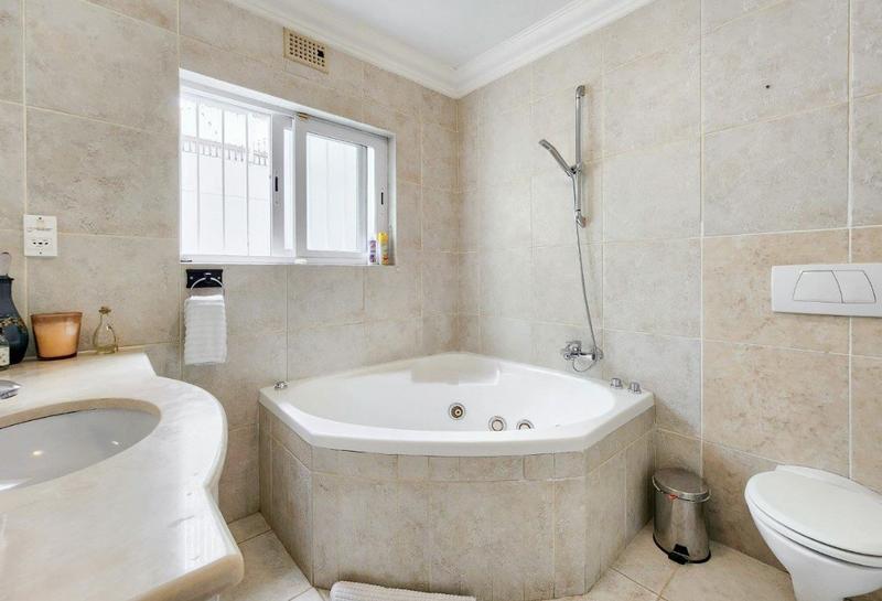5 Bedroom Property for Sale in Bantry Bay Western Cape